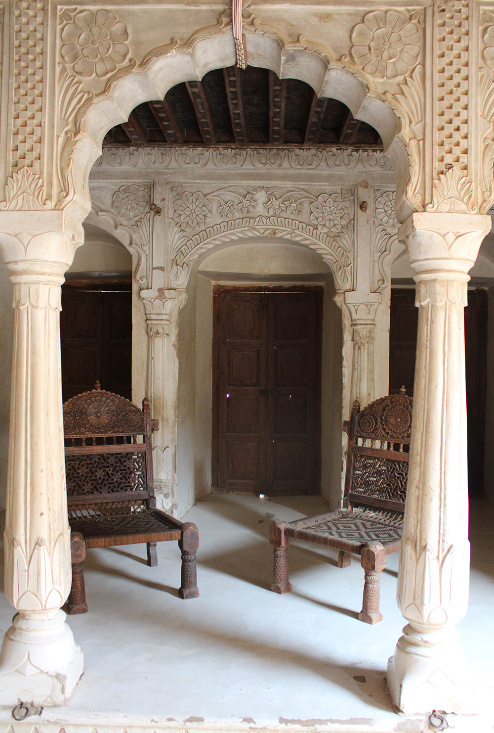 elegant, interior design, india, Rajasthan, lime plaster, Vernacular, Rohida wood, Narain Niwas Palace, Jhunjhunu